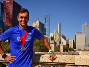 Ike Cruz com a medalha da Maratona de Chicago, uma das seis que formam a World Majors Marathons