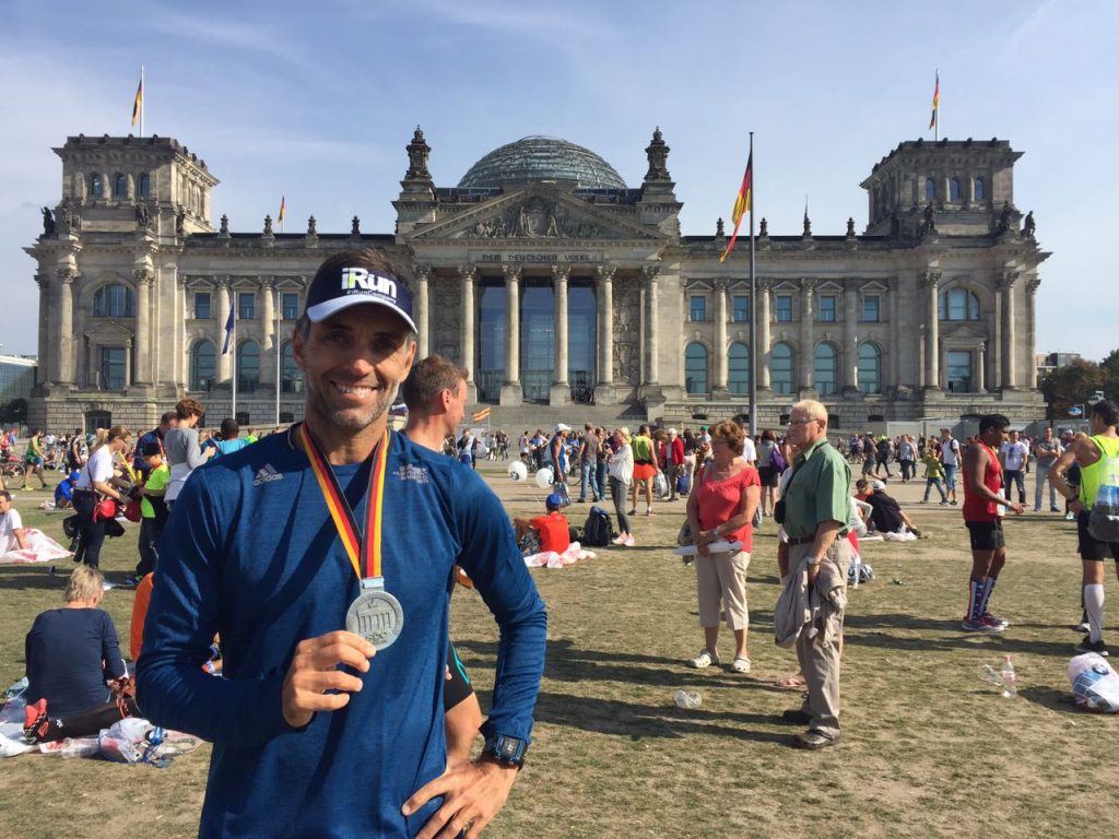 Ike Cruz diante do Palácio do Reichstag, um dos cartões-postais de Berlim