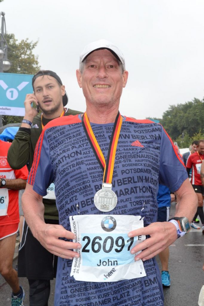 Peter King com a medalha da Maratona de Berlim