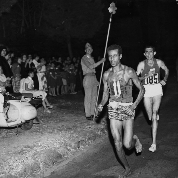 Bikila e o marroquino Rhadi Ben Abdessela durante a Maratona das Olimpíadas de Roma-1960