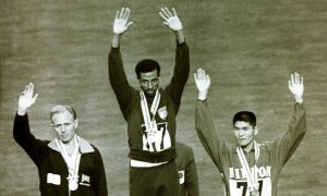 Bikila comemora seu segundo ouro olímpico nos Jogos de Tóquio-1964, ao lado do britânico Basil Heatley e do japonês Kokichi Tsuburaya