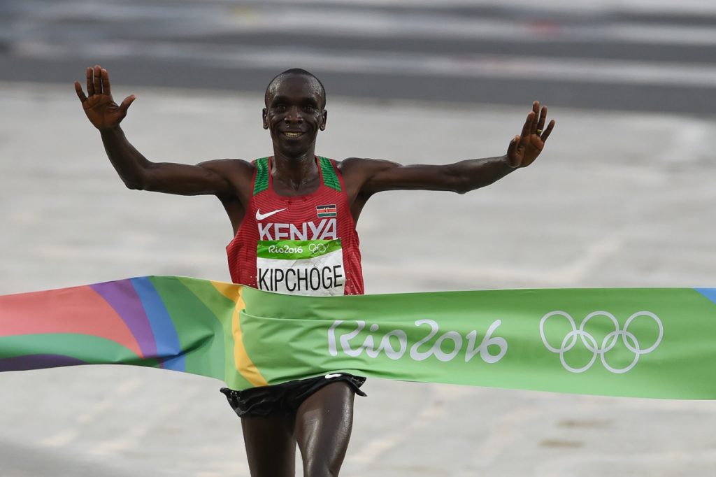 O queniano Eliud Kipchoge cruza a linha de chegada para ser campeão olímpico dos Jogos do Rio-2016